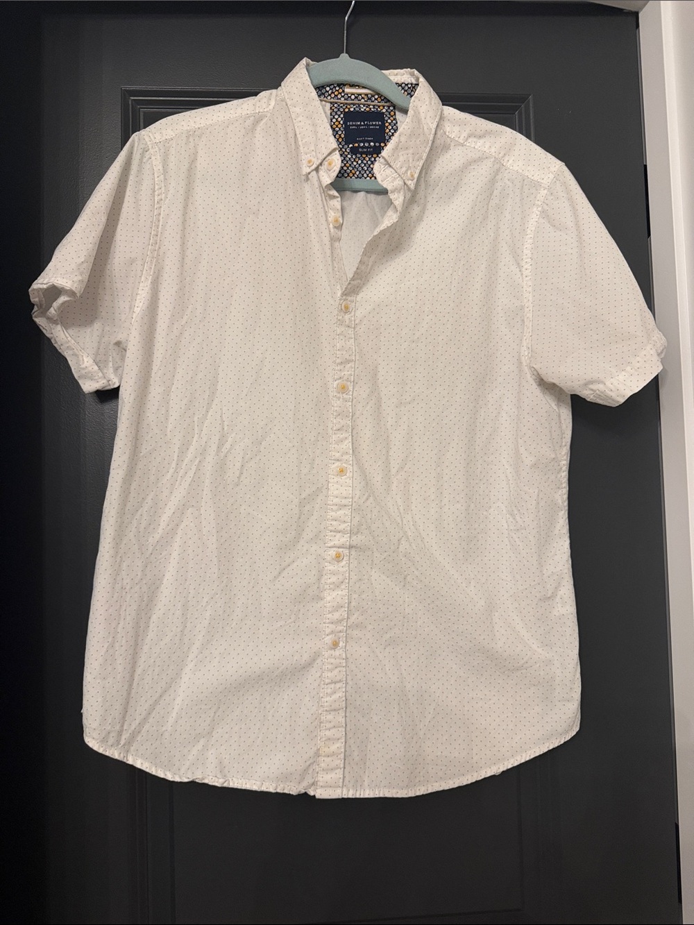 Denim & Flower Short-Sleeve White Button-Down Shirt with Subtle Dot Print